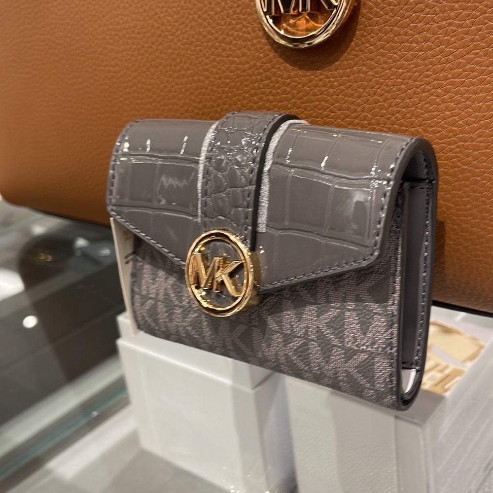 MICHAEL KORS CARMEN MEDIUM FLAP LOGO AND FAUX LEATHER WALLET
HEATHER GREY MULTI - Picture 2 of 16